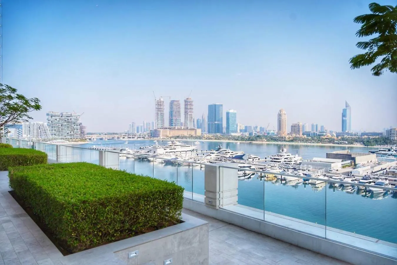 Seafront-Side Apartment With Beach Access, Pool, Gym, High Floor Dubai