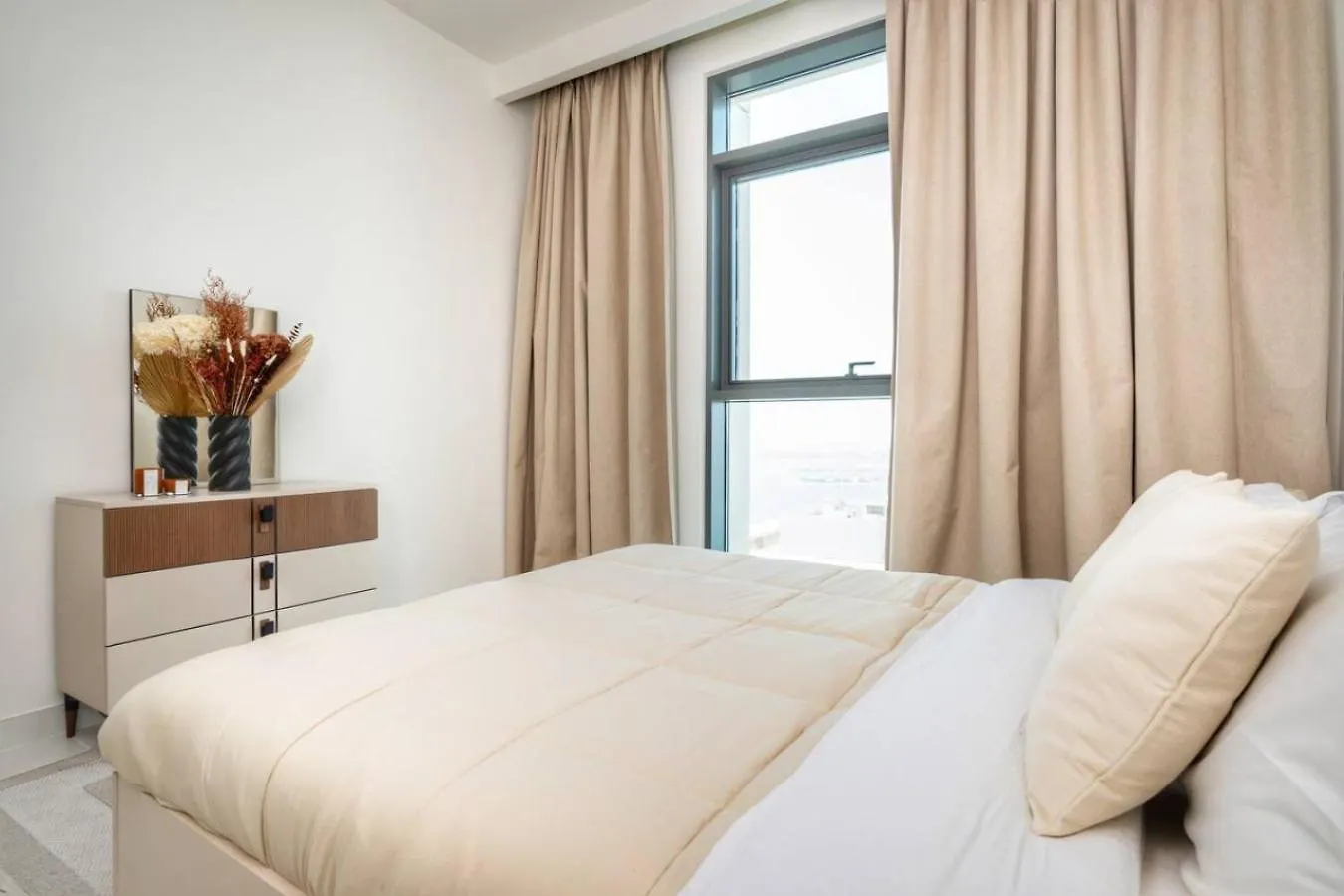 Seafront-Side Apartment With Beach Access, Pool, Gym, High Floor Dubai