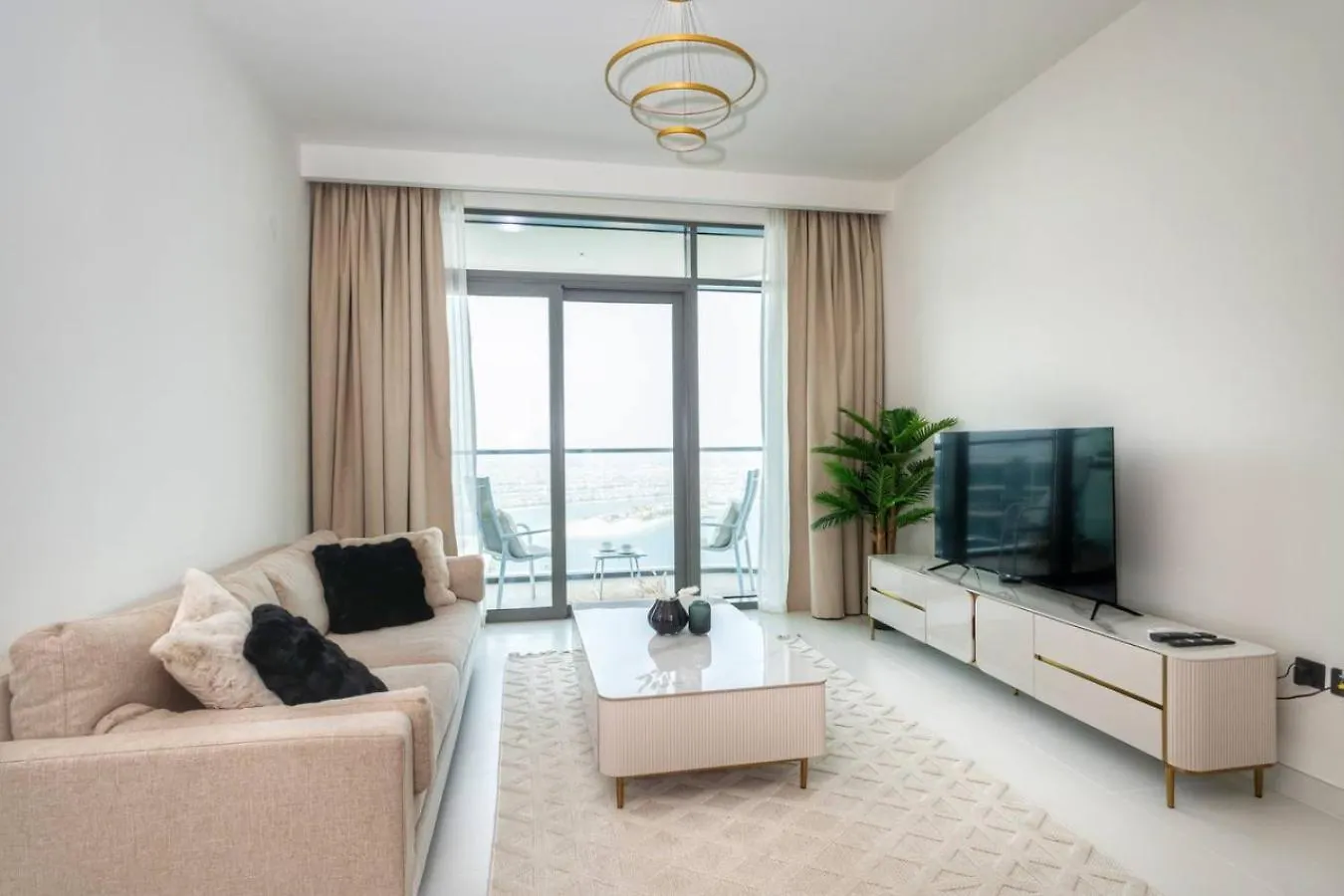 Seafront-Side Apartment With Beach Access, Pool, Gym, High Floor Dubai United Arab Emirates
