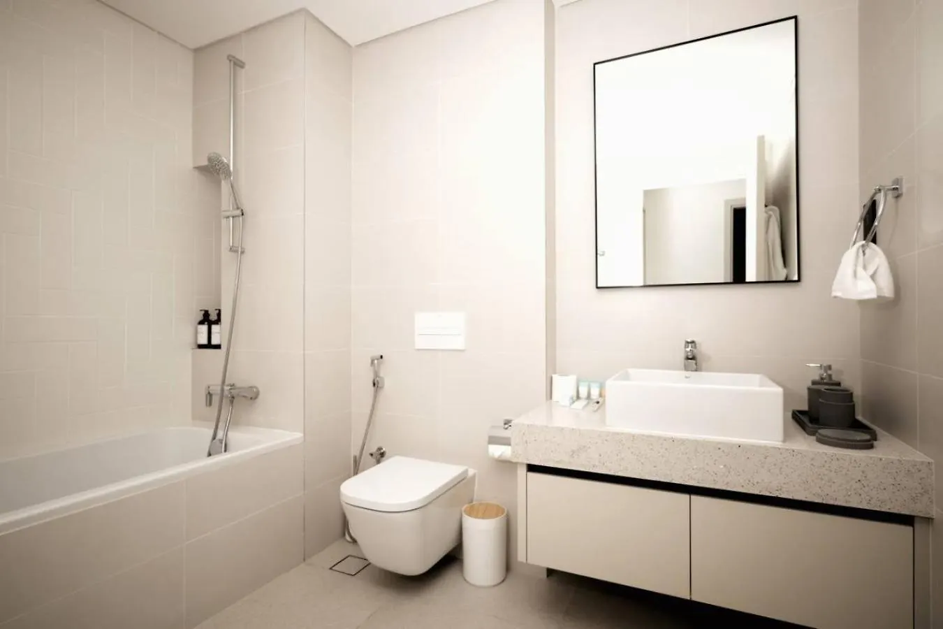 Seafront-Side Apartment With Beach Access, Pool, Gym, High Floor Dubai