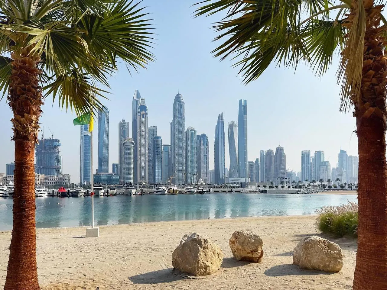 Seafront-Side Apartment With Beach Access, Pool, Gym, High Floor Dubai