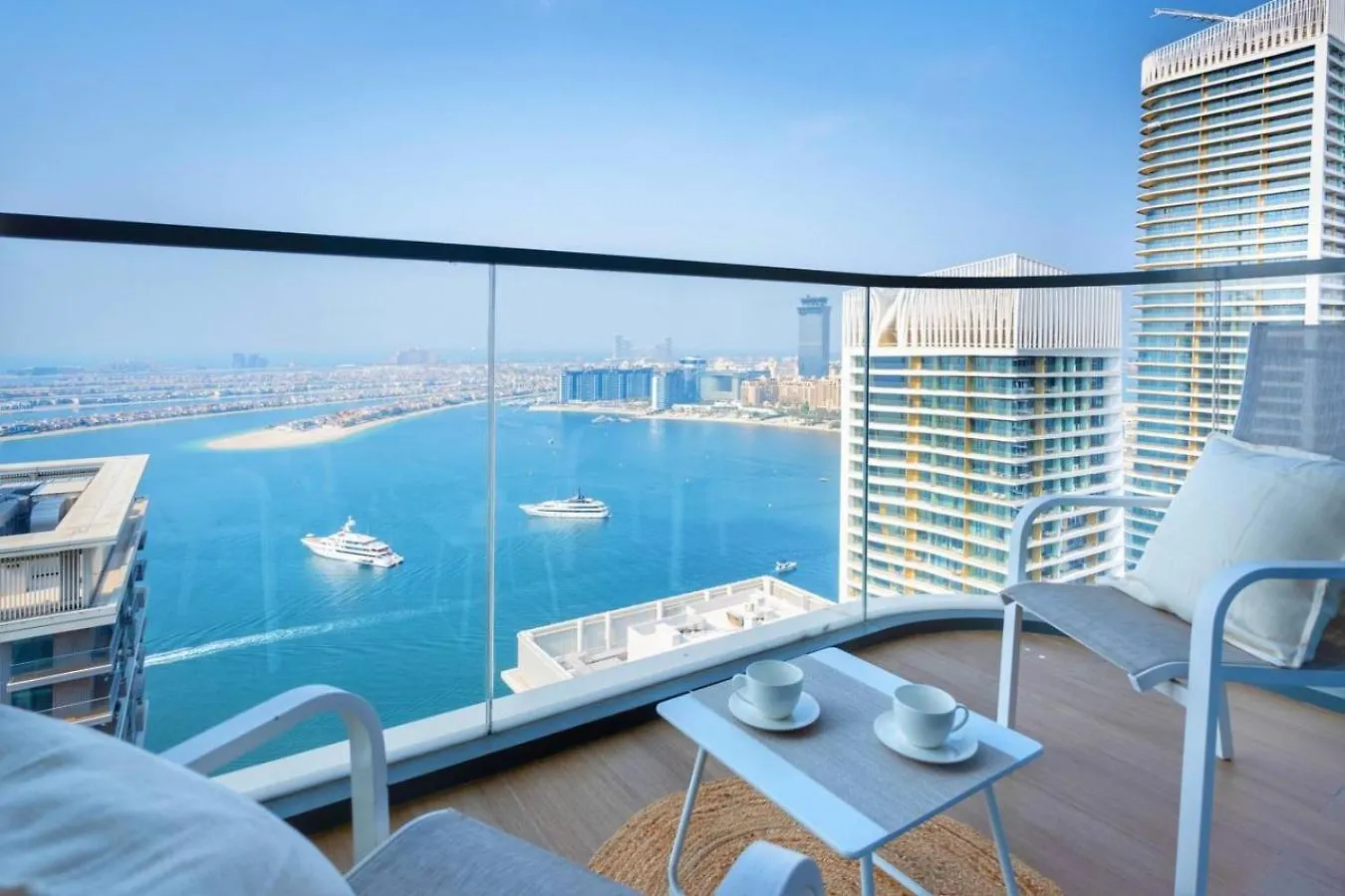Seafront-Side Apartment With Beach Access, Pool, Gym, High Floor Dubai