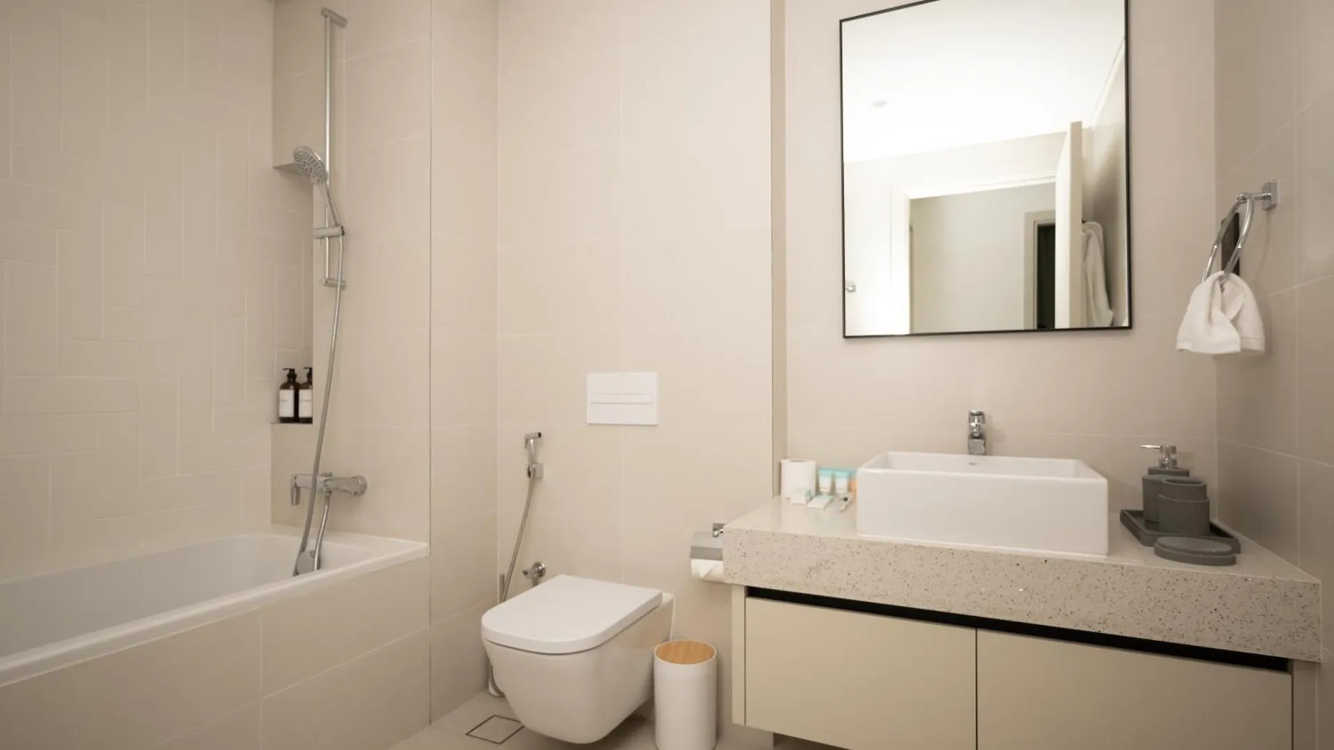 Seafront-Side Apartment With Beach Access, Pool, Gym, High Floor Dubai