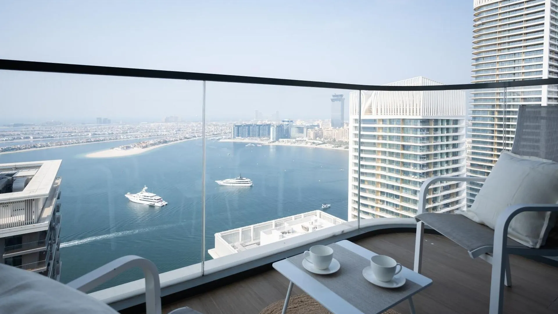 Seafront-Side Apartment With Beach Access, Pool, Gym, High Floor Dubai