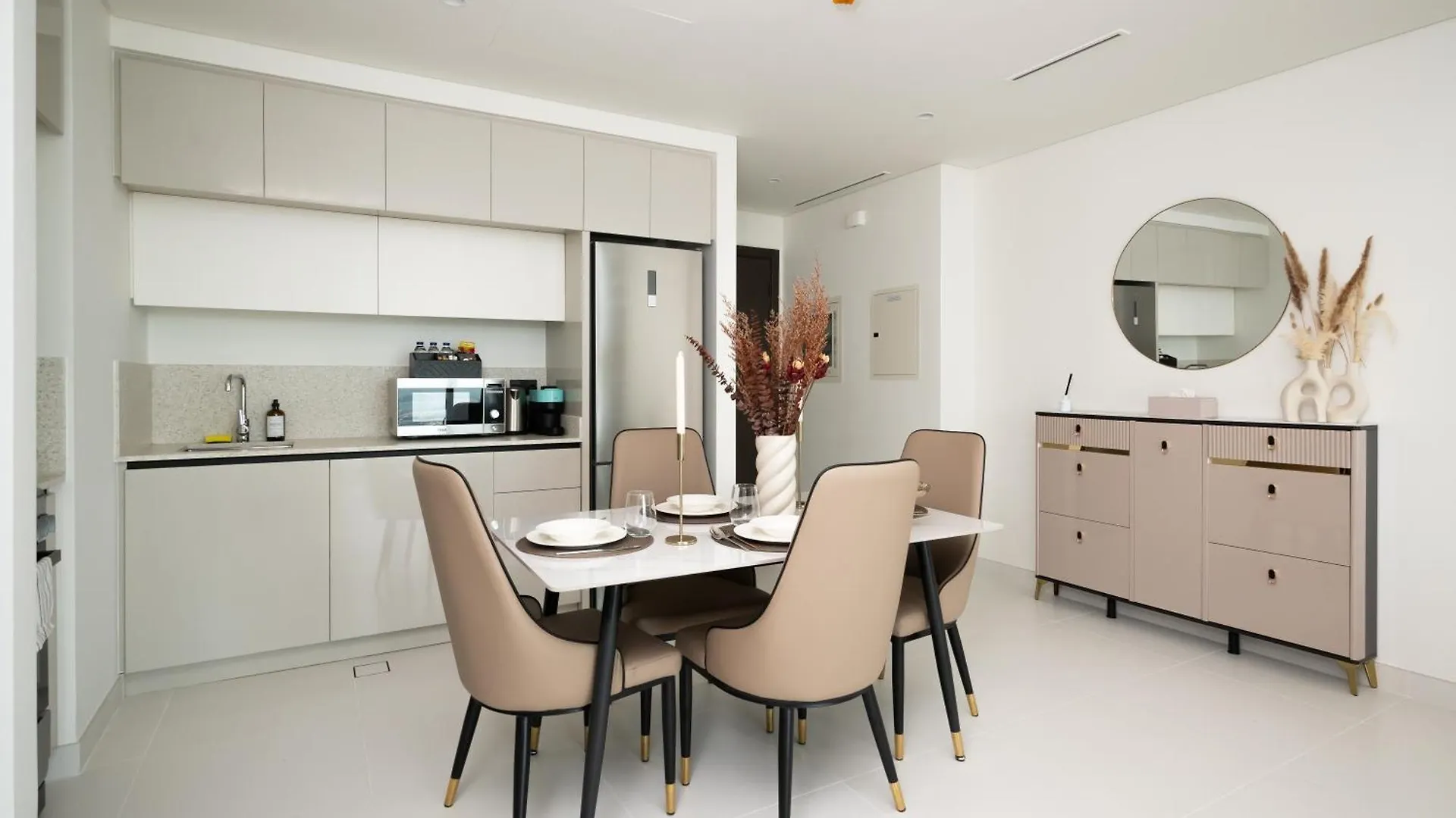 Seafront-Side Apartment With Beach Access, Pool, Gym, High Floor Dubai