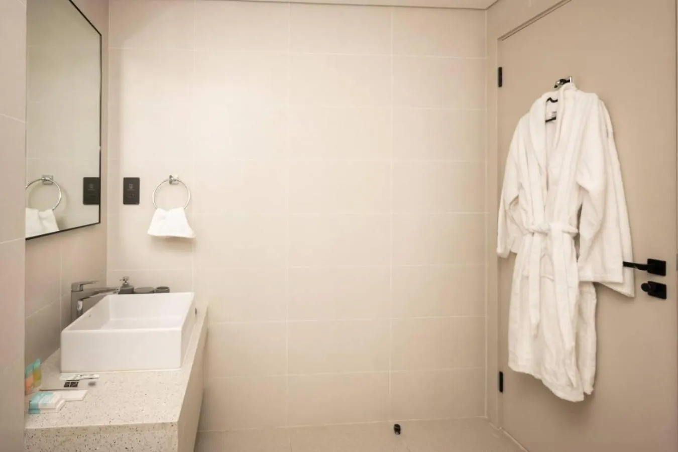 Seafront-Side Apartment With Beach Access, Pool, Gym, High Floor Dubai