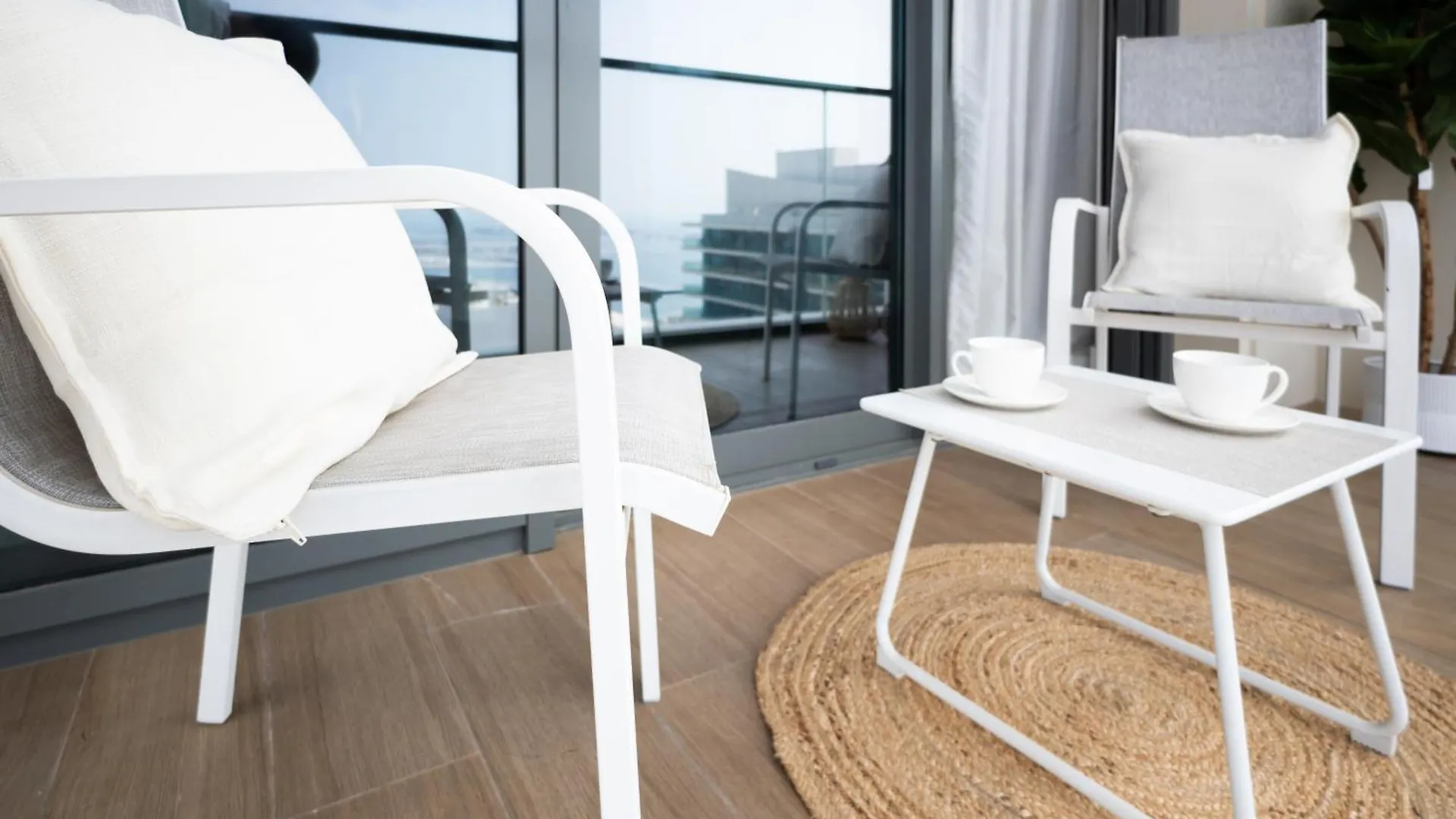 Seafront-Side Apartment With Beach Access, Pool, Gym, High Floor Dubai